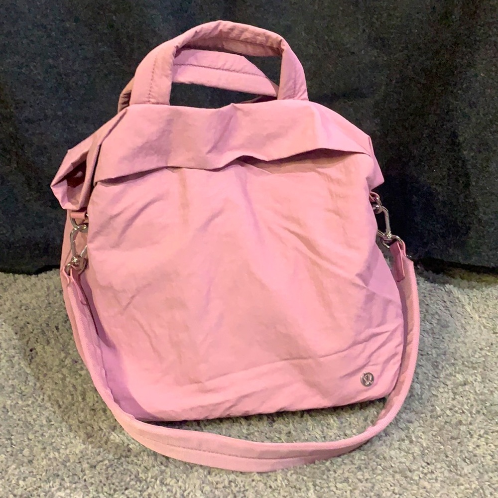 Lululemon pink/purple medium tote & padded straps